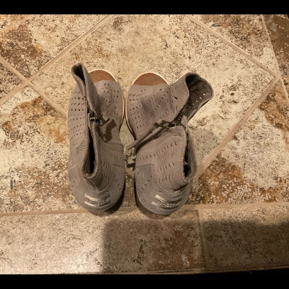 LIKE NEW - TOMS SIZE 8 MAJORCA DESERT SUEDE PERFORATED LEAF PEEP TOE BOOTIES - Picture 3 of 7